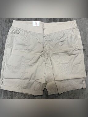 Women’s Briggs New York Light Beige Flat Front Bermuda Shorts XXL